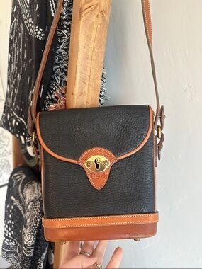 Vintage Dooney & Bourke Black & Tan Pebbled Leather Crossbody Bag. Classic chic